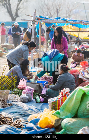 Das Wochenende Gemüsemarkt Khuruthang in der Nähe des Punakha Dzong, westlichen Bhutan. Stockfoto