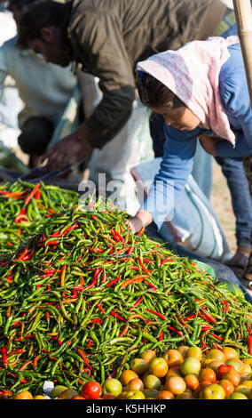 Das Wochenende Gemüsemarkt Khuruthang in der Nähe des Punakha Dzong, westlichen Bhutan. Stockfoto