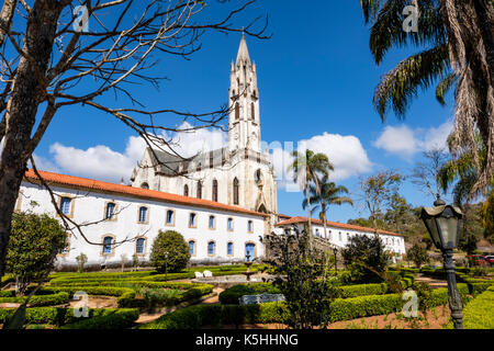 Die Gärten von Caraca Sanctuary zeigen die neogotische Kirche und die wichtigsten Flügel der Unterkunft, ein Naturschutzgebiet in Catas Altas, Minas Gerais, Brasilien. Stockfoto