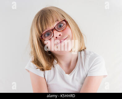 Junge Mädchen, das ein lustiges Gesicht Stockfoto