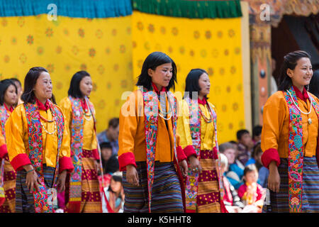 Tänzerinnen traditionelle Tänze in Punakha Dzong während der jährlichen Tsechu, Punakha, zentrale Bhutan Stockfoto