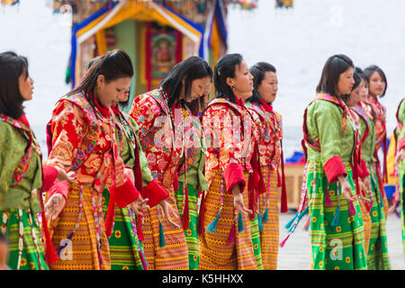 Tänzerinnen traditionelle Tänze in Punakha Dzong während der jährlichen Tsechu, Punakha, zentrale Bhutan Stockfoto