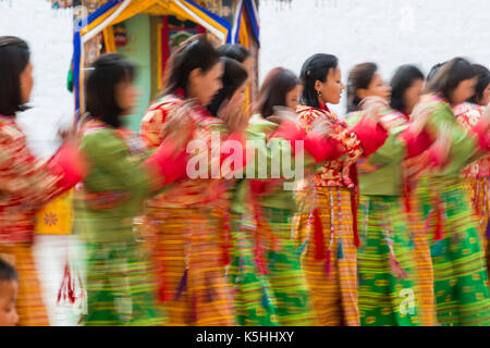 Tänzerinnen traditionelle Tänze in Punakha Dzong während der jährlichen Tsechu, Punakha, zentrale Bhutan Stockfoto