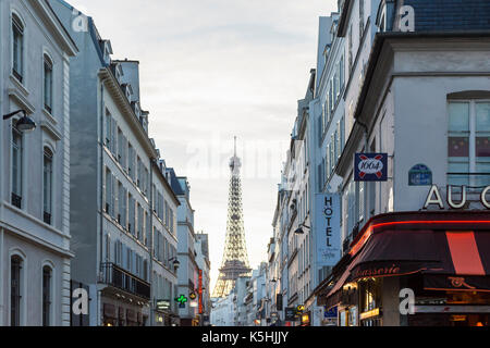 Eiffelturm von der Rue Saint-Dominique bei Sonnenuntergang, 7. Arrondissement, Paris Stockfoto