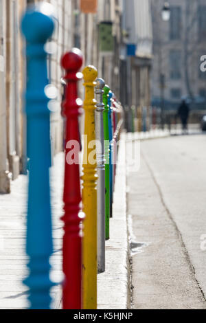 Bunte Poller in der Rue des Jardins Saint-Paul im Dorf Saint-Paul in Paris, Frankreich Stockfoto