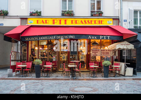 Bar-PTT-Restaurant in der Rue Cler. Beide Straßen im 7. Arrondissement, Paris Stockfoto