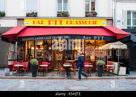 Bar-PTT-Restaurant in der Rue Cler. Beide Straßen im 7. Arrondissement, Paris Stockfoto