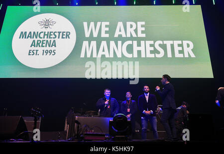 EDITORIAL NUR VERWENDEN (nach rechts) Ricky Hatton, Anthony Corolla und Hugie Fury links, stand auf der Bühne sind wir Manchester Nutzen zeigen, unter erhöhter Sicherheitsstufe auf die Wiedereröffnung der Manchester Arena heute Abend zum ersten Mal seit dem Terroranschlag durch Selbstmordattentäter Salman Abedi, der sein Gerät im Foyer des Veranstaltungsortes am Ende einer Ariana Grande Konzert detoniert, töten und verletzen 22 Kerben von anderen am 22. Mai. ... Wir sind Manchester Nutzen zeigen ... 09-09-2017... Manchester... UK... Foto: Peter Byrne/PA-Kabel. Eindeutige Referenz Nr. 32729213... Bild Datum Stockfoto