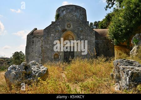 Schöne kleine griechische Kapelle bei Sonnenuntergang auf der Insel Kreta - Griechenland. Stockfoto