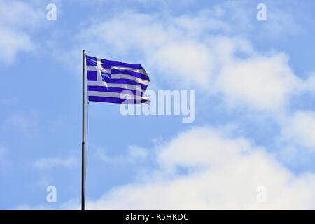 Flagge Griechenland Fliegen in Wind und blauer Himmel. Sommer Hintergrund für Reisen und Urlaub. Griechenland Kreta. Stockfoto