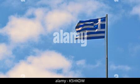 Flagge Griechenland Fliegen in Wind und blauer Himmel. Sommer Hintergrund für Reisen und Urlaub. Griechenland Kreta. Stockfoto