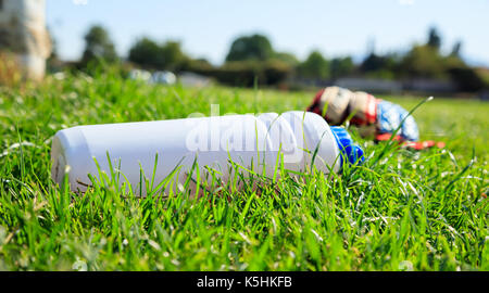 Fußball (Fußball) Wasserflasche auf dem grünen Feld Stockfoto