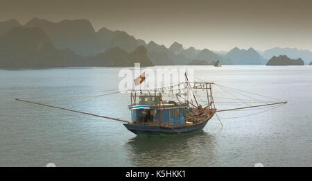 Squid Fischerboote, helle Lichter auf dem Wasser in der Nacht leuchtete, so zieht der Squid auf die Oberfläche, Halong Bay, Vietnam. Stockfoto