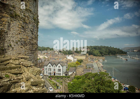 Stadt Conwy in Wales mit Meer- und Segelschiffe Stockfoto