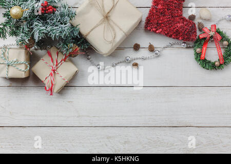 Ansicht von oben von Schmuck und Dekoration Frohe Weihnachten und guten Rutsch ins neue Jahr. mehrere Artikel auf modernen, rustikalen Weiß home office Schreibtisch. Platz für Crea Stockfoto
