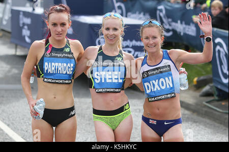 Großbritanniens (nach rechts) Susan Rebhuhn, Gemma Stahl und Alyson Dixon links nach der Great North Run in Newcastle. Stockfoto