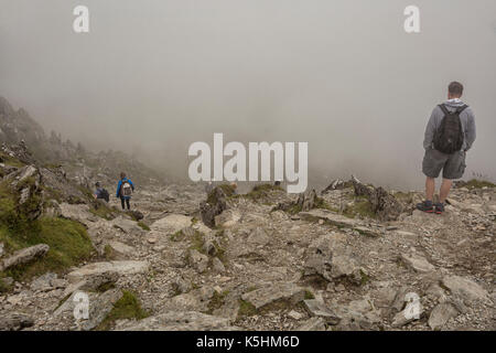 Wanderer absteigend Snowdon Mountain in Wales Stockfoto