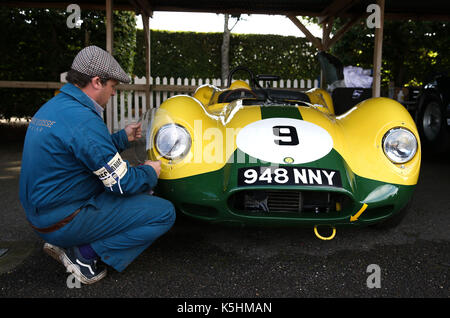 Ein Mechaniker arbeitet an einem 1958 Lister Jaguar "klopfend" während der Goodwood Revival auf dem Goodwood Motor Circuit, in Chichester. Stockfoto