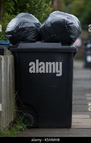 Müllsäcke stapelten sich Auf der Oberseite der Behälter in Edward Road, Birmingham, wie die laufenden arbeitskampf zwischen der Birmingham City Council und Müllabfuhr Personal weiter. Stockfoto