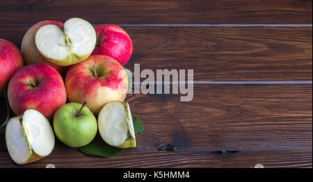 Äpfel auf einem Holztisch Stockfoto