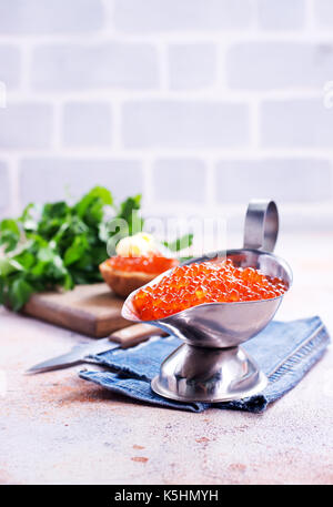 Roter Kaviar mit Brot und Butter auf einem Tisch Stockfoto