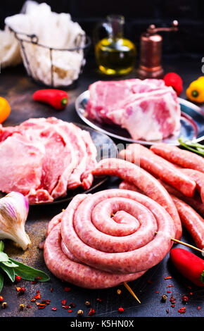 Rohes Fleisch und Würstchen auf einem Tisch, Foto Stockfoto