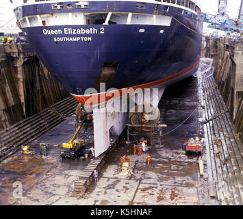 QE2 liegt in der King George V Dock Southampton, England, wo die Propeller nach einem Einbau in Deutschland - 1986-1987 ersetzt wurden. Stockfoto