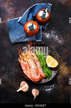 Gekochte Garnelen mit Salz und Gewürze auf einem Tisch Stockfoto