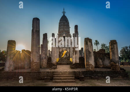 Schöne alte Geschichte von Thailand Tempel (Wat) im Sonnenuntergang, die in Ayutthaya, Thailand Stockfoto