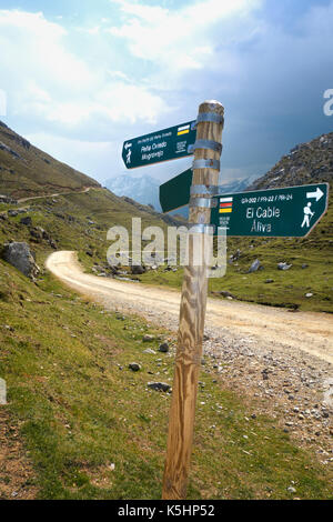 Wegweiser für Wegbeschreibungen zu verschiedenen Orten in Picos de Europa Natonal Park. Spanien. Stockfoto