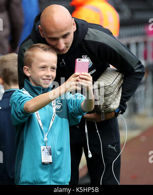 Newcastle United Jonjo Shelvey nimmt eine selfie mit einem jungen Fan vor der Premier League Match in der Liberty Stadium, Swansea. Stockfoto