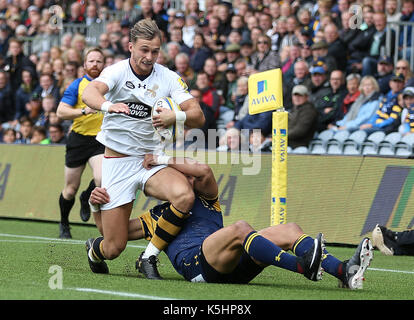 Worcester Warriors' Bryce Heem packt Wespen" Josh Bassett während der Aviva Premiership Gleichen am Sixways Stadion, Worcester. Stockfoto