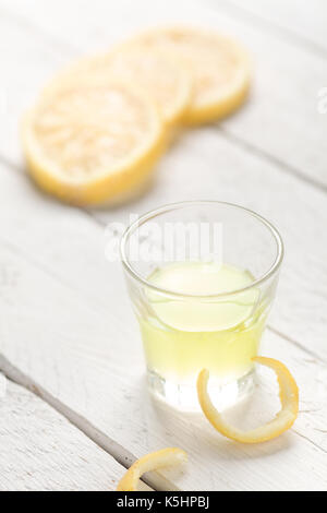 Limoncello, eine traditionelle Zitronenlikör aus Süditalien Stockfoto