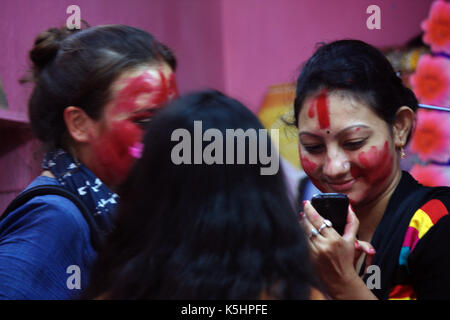 Durga Puja ist das größte religiöse Fest der hinduistischen Gemeinschaft in Bangladesch und einige Regionen Indiens. Hindus teilnehmen, in der sie mit großer enth Stockfoto