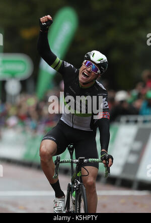 Von Dimension Data Edvald Boasson Hagen feiert gewinnt die Acht der OVO Energy Tour von Großbritannien von Worcester nach Cardiff. Stockfoto