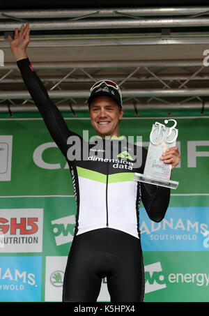 Von Dimension Data Edvald Boasson Hagen feiert gewinnt die Acht der OVO Energy Tour von Großbritannien von Worcester nach Cardiff. Stockfoto