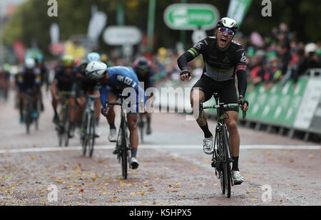 Von Dimension Data Edvald Boasson Hagen feiert gewinnt die Acht der OVO Energy Tour von Großbritannien von Worcester nach Cardiff. Stockfoto