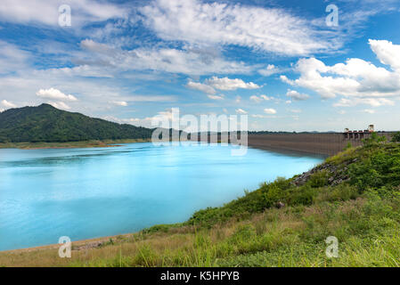Innerhalb von Khun Dan Prakan Chon dam bei Nakhon Nayok, Thailand Stockfoto