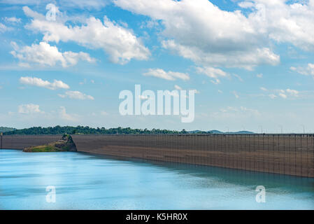 Innerhalb von Khun Dan Prakan Chon dam bei Nakhon Nayok, Thailand Stockfoto