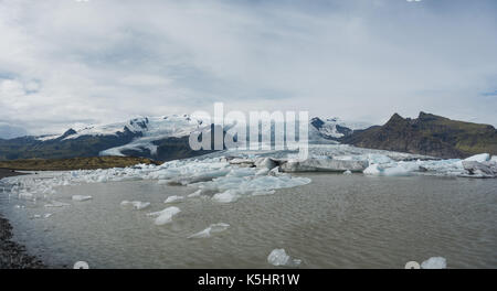 Eisberge in einem gletschersee vor der schmelzenden Gletscher Stockfoto