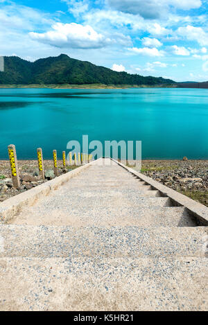 Innerhalb von Khun Dan Prakan Chon dam bei Nakhon Nayok, Thailand Stockfoto