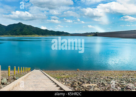 Innerhalb von Khun Dan Prakan Chon dam bei Nakhon Nayok, Thailand Stockfoto