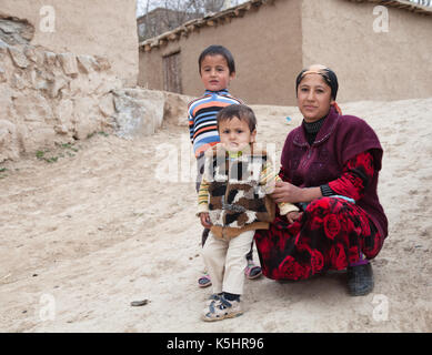 Junge Frauen mit Kindern auf der Straße von einem Kishlak in Usbekistan Stockfoto