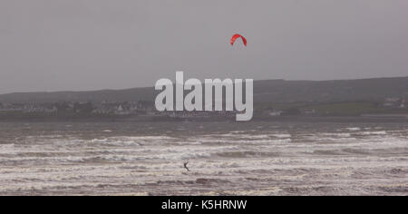 Der Sturm Ansätze. Strand Aktivität entlang der Westküste Irlands vor dem Sturm und Wildes Wetter ankommt. Stockfoto