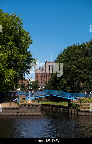 Die blaue Brücke, Fußgängerbrücke über den Fluss Foss, wo es die Ouse, York, Yorkshire, England, Großbritannien erfüllt. Stockfoto