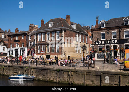 Man saß im Freien an den Bars und Cafés entlang der Ufer des Flusses Ouse in York an einem Sommertag, Yorkshire, England, Großbritannien Stockfoto