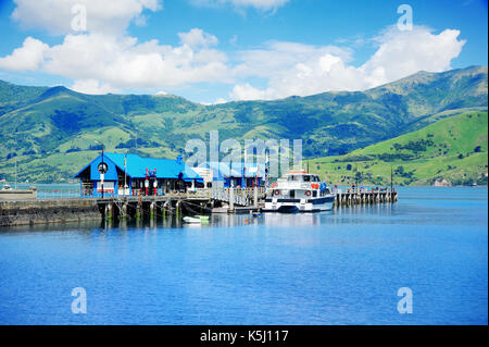 Küste und französische Dorf Akaroa, Neuseeland, Südinsel. Stockfoto