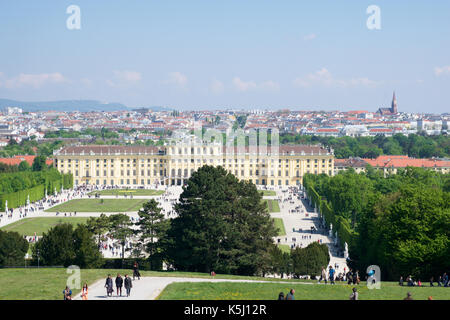 Wien, ÖSTERREICH - Apr 30th, 2017: Klassische Ansicht der berühmten Schloss Schönbrunn mit großem Parterre Garten mit Menschen zu Fuß an einem sonnigen Tag mit blauen Himmel und Wolken im Sommer. Der Palast ist eine ehemalige Kaiserliche 1441 - Zimmer Rokoko Sommerresidenz Sissi Kaiserin Elisabeth von Österreich Stockfoto