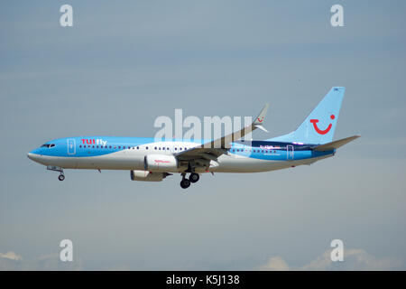 FRANKFURT, Deutschland - 09.th, 2017: TUIfly AIRLINES Boeing 737-800 landet am Flughafen Frankfurt, Boeing 737 Next Gen, MSN 41660, Registrierung D-ATUN, TUIfly - eine deutsche Freizeitaktivitäten Fluggesellschaft durch die Reise- und Touristikkonzern TUI Group Stockfoto