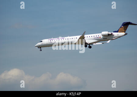 FRANKFURT, Deutschland - 09.th, 2017: Lufthansa CityLine Lufthansa Regional Canadair CRJ-900LR mit Kennzeichnung D-AKNE am Flughafen Frankfurt Deutschland nähern, FRA Stockfoto